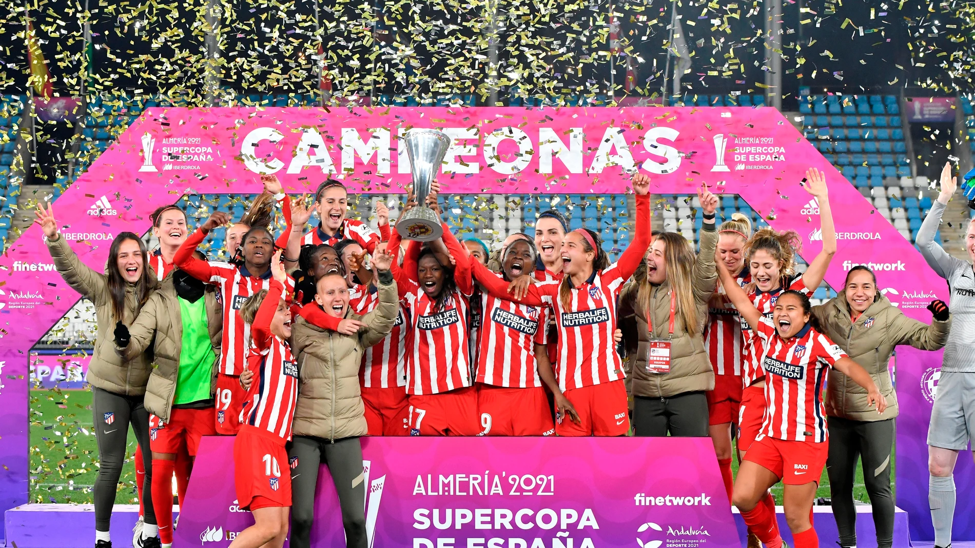Las jugadoras del Atlético de Madrid levantan la Supercopa de España Las jugadoras del Atlético de Madrid levantan la Supercopa de España