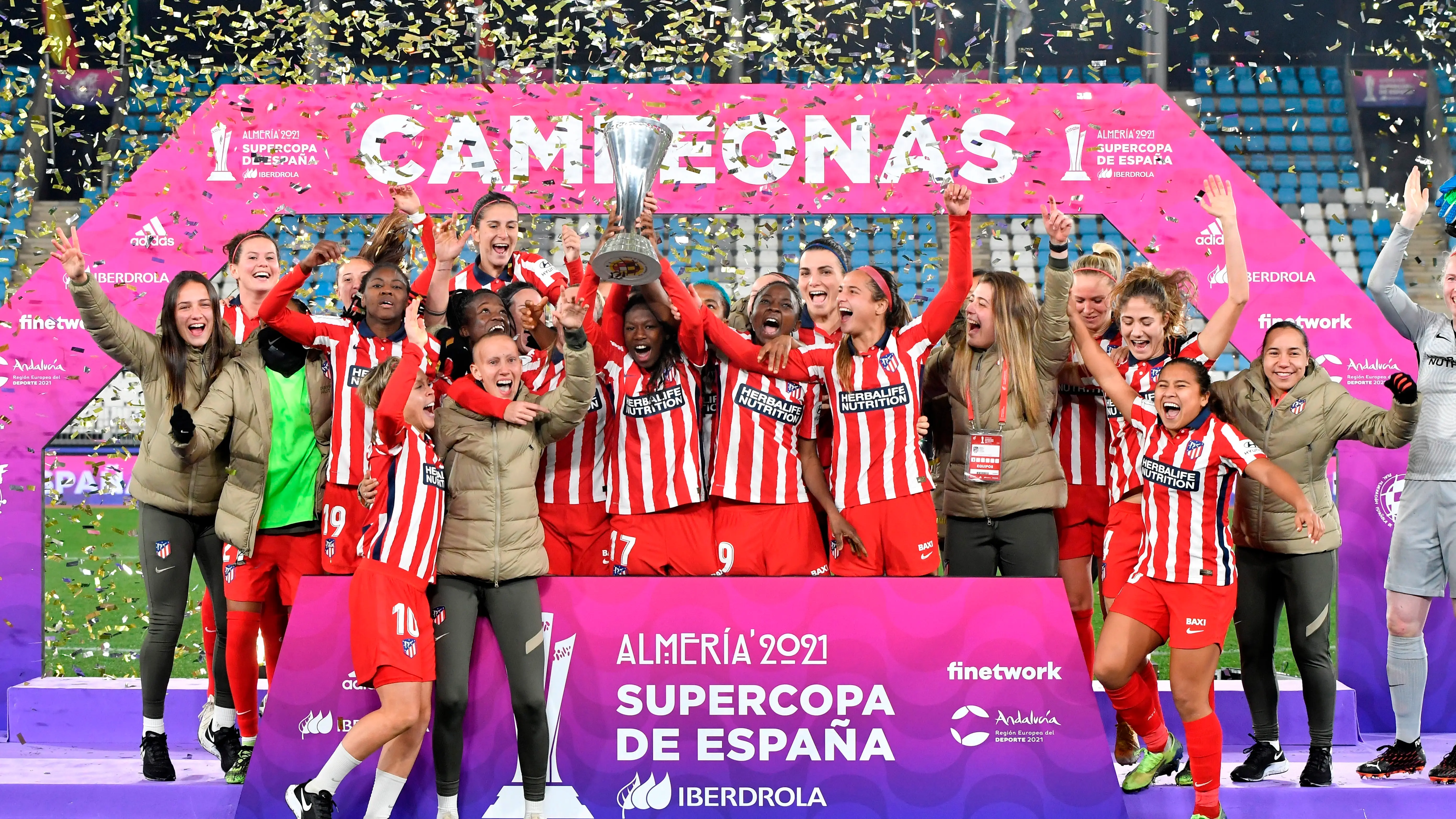 Las jugadoras del Atlético de Madrid levantan la Supercopa de España Las jugadoras del Atlético de Madrid levantan la Supercopa de España