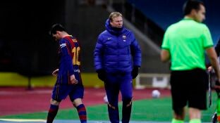 Leo Messi, cabizbajo tras ser expulsado en la final de la Supercopa de Espa&ntilde;a