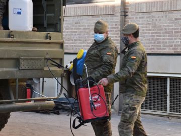 Vacuna coronavirus: España envía militares a una misión de la OTAN sin recibir la segunda dosis de la vacuna | Militares en el Asilo de San José