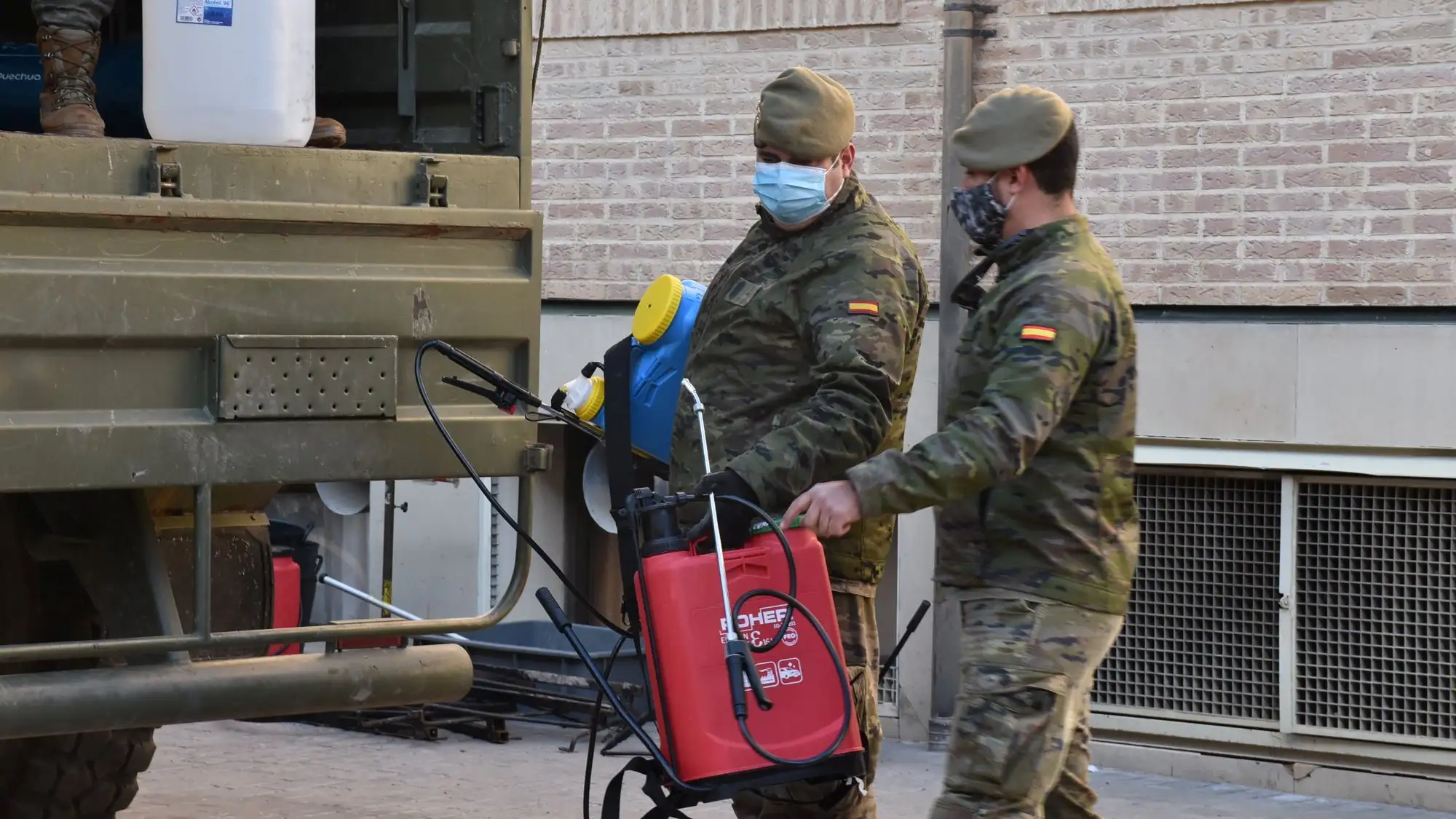 Vacuna coronavirus: Espa&ntilde;a env&iacute;a militares a una misi&oacute;n de la OTAN sin recibir la segunda dosis de la vacuna | Militares en el Asilo de San Jos&eacute;