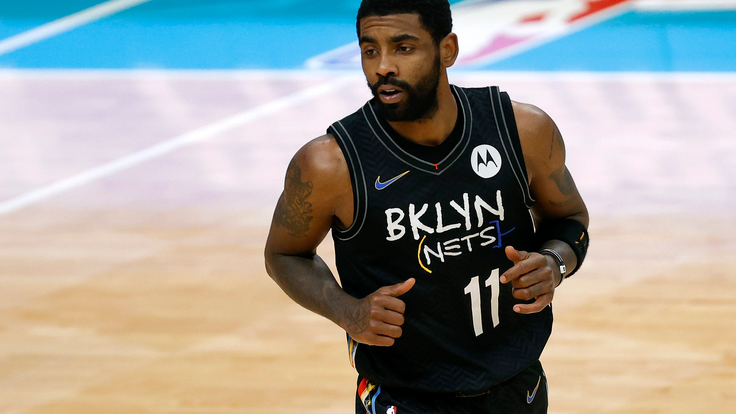 Kyrie Irving compra una casa a la familia de George Floyd Kyrie Irving compra una casa a la familia de George Floyd