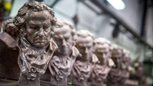 Imagen gen&eacute;rica de varias estatuillas de los Premios Goya, los galardones oficiales de la Academia de Cine
