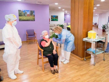 Araceli recibe la segunda dosis de la vacuna de Pfizer