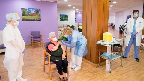 Araceli recibe la segunda dosis de la vacuna de Pfizer Araceli recibe la segunda dosis de la vacuna de Pfizer