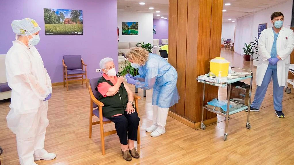 Araceli recibe la segunda dosis de la vacuna de Pfizer