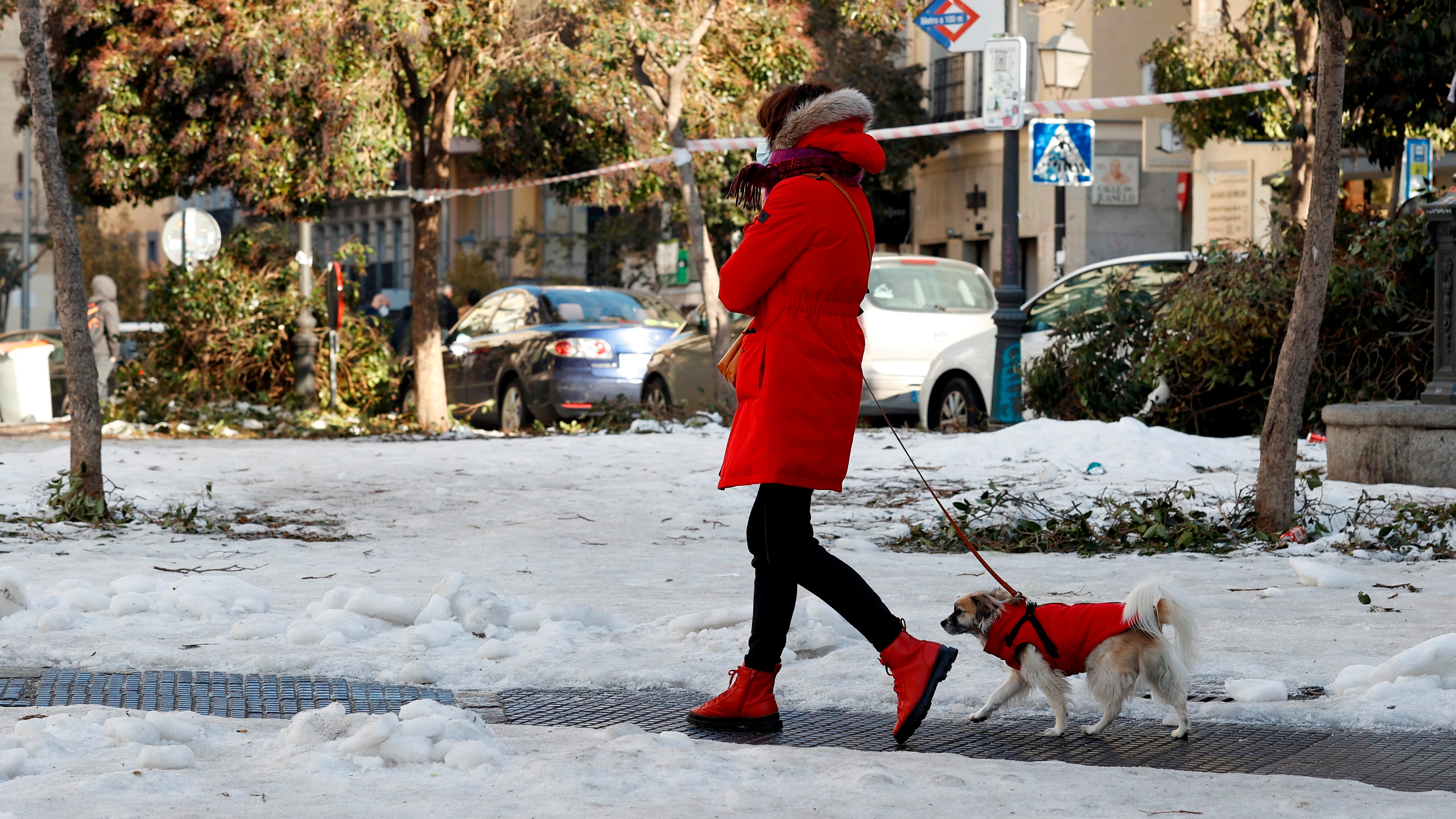 Una mujer pasea con su perro por el centro de Madrid Una mujer pasea con su perro por el centro de Madrid