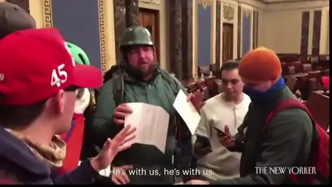 Sale a la luz un vídeo inédito del asalto al Capitolio: "Tiene que haber algo aquí que podamos usar contra estos cabrones" Sale a la luz un vídeo inédito del asalto al Capitolio: "Tiene que haber algo aquí que podamos usar contra estos cabrones"