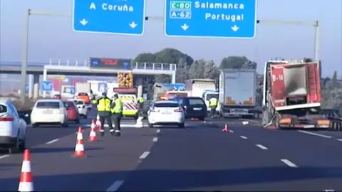 Tres muertos arrollados por un camión en la A-6 cuando auxiliaban a otro conductor en Tordesillas Tres muertos arrollados por un camión en la A-6 cuando auxiliaban a otro conductor en Tordesillas