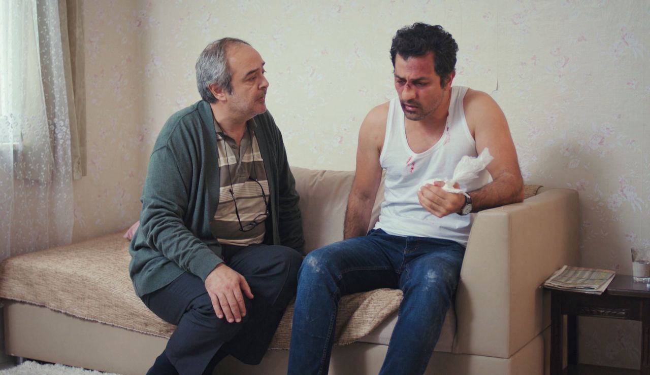 Arif advierte a Enver del peligro que correr Bahar: “Algo tiene que ver con Sarp” Arif advierte a Enver del peligro que correr Bahar: “Algo tiene que ver con Sarp”
