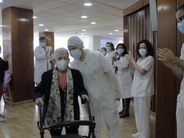 Araceli, primera persona vacunada contra el coronavirus en España