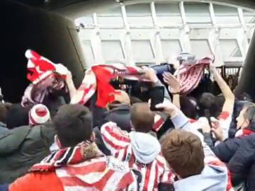 El espectacular recibimiento de la afición del Athletic a los jugadores a la llegada a Bilbao