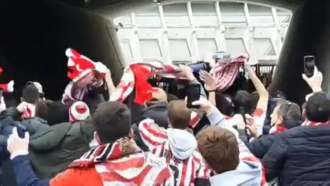 El espectacular recibimiento de la afición del Athletic a los jugadores a la llegada a Bilbao El espectacular recibimiento de la afición del Athletic a los jugadores a la llegada a Bilbao