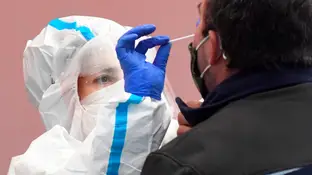 Una enfermera realiza una PCR a otra persona. Una enfermera realiza una PCR a otra persona.