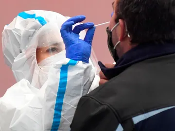 Una enfermera realiza una PCR a otra persona. Una enfermera realiza una PCR a otra persona.