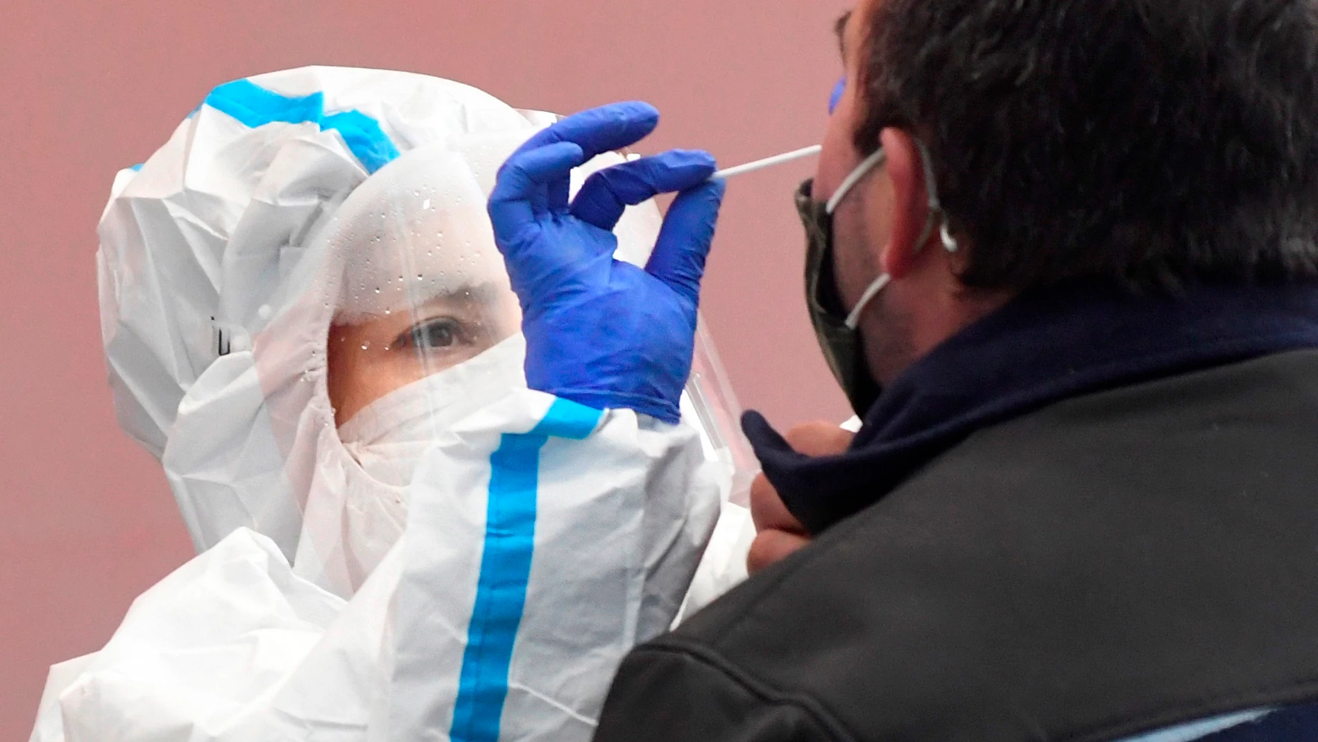 Una enfermera realiza una PCR a otra persona. Una enfermera realiza una PCR a otra persona.