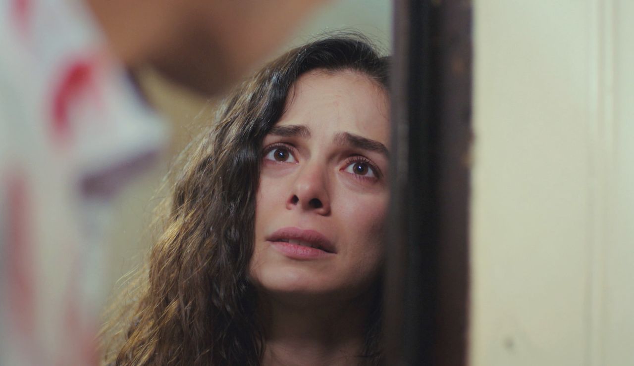 Bahar, impactada al ver las graves heridas de Arif… y hundida al ver cómo le cierra la puerta Bahar, impactada al ver las graves heridas de Arif… y hundida al ver cómo le cierra la puerta