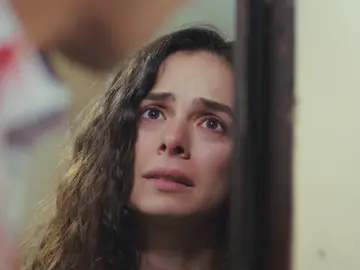 Bahar, impactada al ver las graves heridas de Arif… y hundida al ver cómo le cierra la puerta Bahar, impactada al ver las graves heridas de Arif… y hundida al ver cómo le cierra la puerta