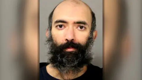 La policía de Chicago detiene a un hombre que llevaba 3 meses viviendo en el aeropuerto por miedo al coronavirus La policía de Chicago detiene a un hombre que llevaba 3 meses viviendo en el aeropuerto por miedo al coronavirus
