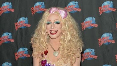 Jinkx Monsoon, ganadora de RuPaul's Drag Race 5, se casa por Skype y los invitados asisten por Zoom 