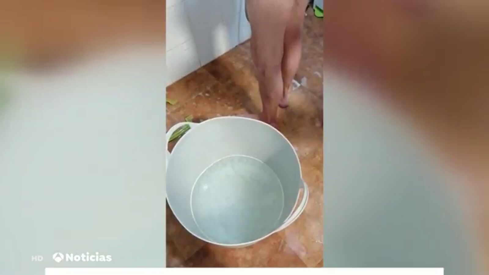 Ordenan el cierre de dos residencias de Sevilla tras salir a la luz imágenes de cómo bañaban a los ancianos
