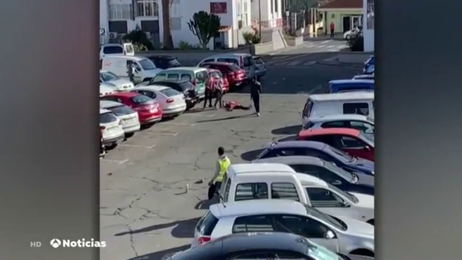 El vídeo de la brutal pelea entre varios inmigrantes por controlar un parking de Gran Canaria