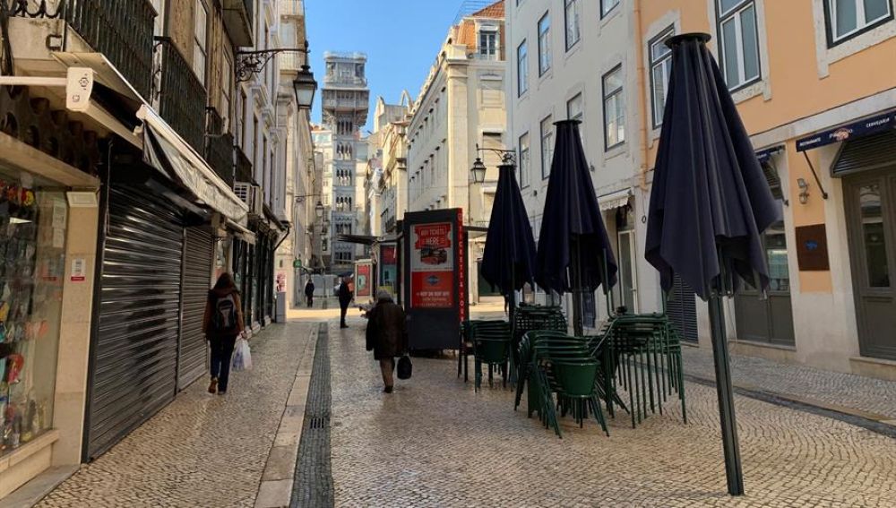 Céntrica calle de Lisboa con las terrazas cerradas