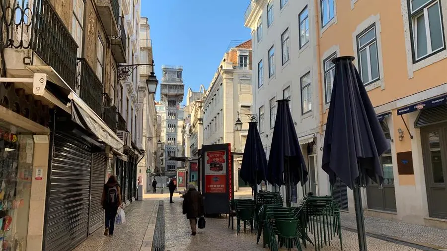 Céntrica calle de Lisboa con las terrazas cerradas Céntrica calle de Lisboa con las terrazas cerradas