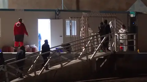 Llega una patera a Fuerteventura con 59 hombres, 2 menores y 8 mujeres una de ellas embarazada Llega una patera a Fuerteventura con 59 hombres, 2 menores y 8 mujeres una de ellas embarazada