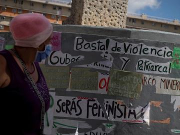 Una mujer camina frente a una pared con varios mensajes a favor del aborto, el 16 de enero de 2021, en Caracas (Venezuela).