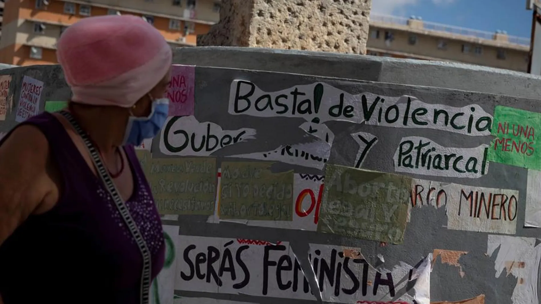 Una mujer camina frente a una pared con varios mensajes a favor del aborto, el 16 de enero de 2021, en Caracas (Venezuela). Una mujer camina frente a una pared con varios mensajes a favor del aborto, el 16 de enero de 2021, en Caracas (Venezuela).