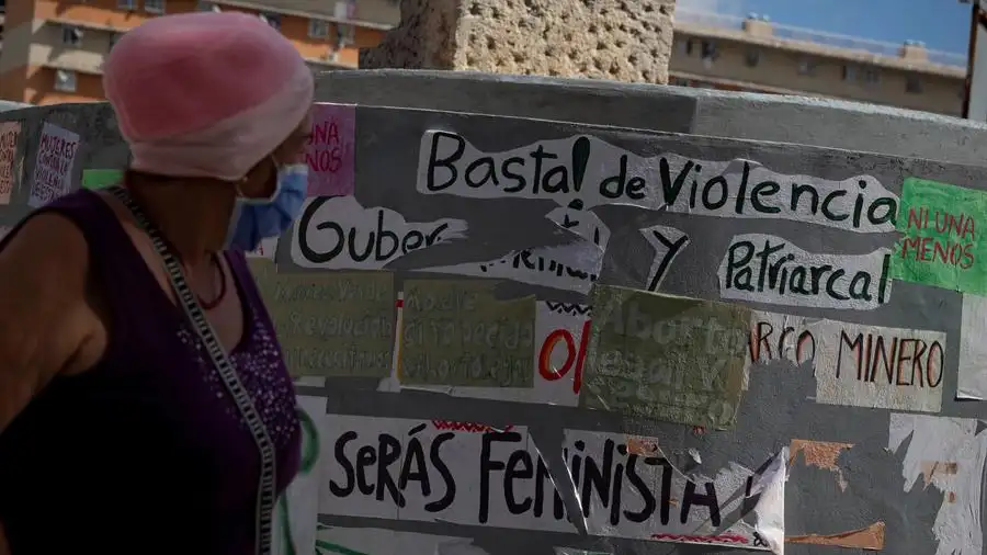 Una mujer camina frente a una pared con varios mensajes a favor del aborto, el 16 de enero de 2021, en Caracas (Venezuela). Una mujer camina frente a una pared con varios mensajes a favor del aborto, el 16 de enero de 2021, en Caracas (Venezuela).