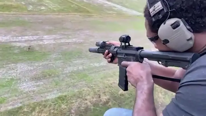 Jon Jones cazando un jabal&iacute; desde un helic&oacute;ptero