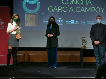 Eva Cabrero y Verónica Sanz recogiendo el premio Eva Cabrero y Verónica Sanz recogiendo el premio