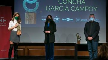 Eva Cabrero y Verónica Sanz recogiendo el premio
