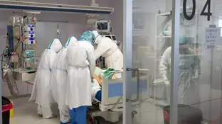 Sanitarios atienden a un paciente durante la pandemia. Sanitarios atienden a un paciente durante la pandemia.