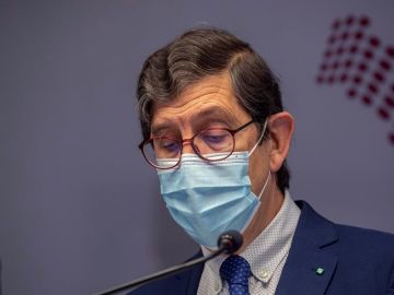 Dimite entre lágrimas el consejero de Salud de Murcia que se vacunó contra el coronavirus saltándose el protocolo 