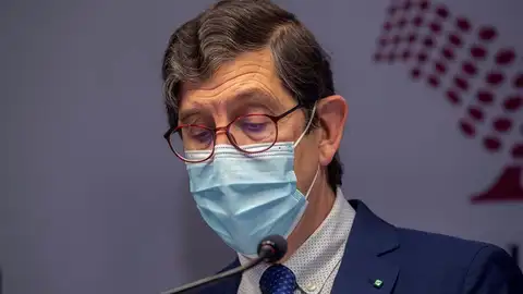Dimite entre lágrimas el consejero de Salud de Murcia que se vacunó contra el coronavirus saltándose el protocolo Dimite entre lágrimas el consejero de Salud de Murcia que se vacunó contra el coronavirus saltándose el protocolo