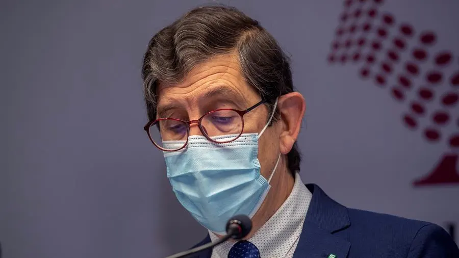 Dimite entre l&aacute;grimas el consejero de Salud de Murcia que se vacun&oacute; contra el coronavirus salt&aacute;ndose el protocolo 