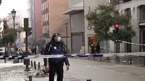 Un policía en la zona de la explosión Un policía en la zona de la explosión