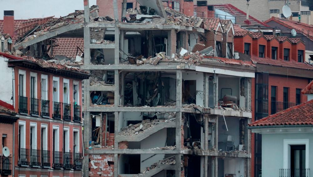 Vista de los daños ocasionados tras la explosión de gas que ha provocado el derrumbe de parte de un edificio de seis plantas en el centro de Madrid.