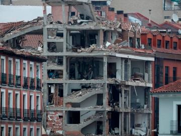 Vista de los daños ocasionados tras la explosión de gas que ha provocado el derrumbe de parte de un edificio de seis plantas en el centro de Madrid.