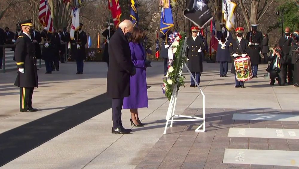 Joe Biden y Kamala Harris rinden homenaje a la tumba del soldado desconocido en el Cementerio de Arlington 