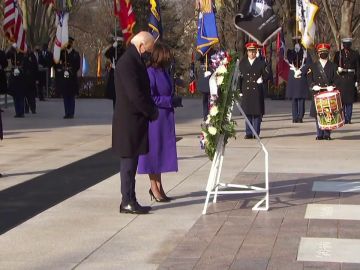 Joe Biden y Kamala Harris rinden homenaje a la tumba del soldado desconocido en el Cementerio de Arlington 