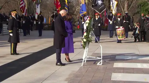 Joe Biden y Kamala Harris rinden homenaje a la tumba del soldado desconocido en el Cementerio de Arlington Joe Biden y Kamala Harris rinden homenaje a la tumba del soldado desconocido en el Cementerio de Arlington