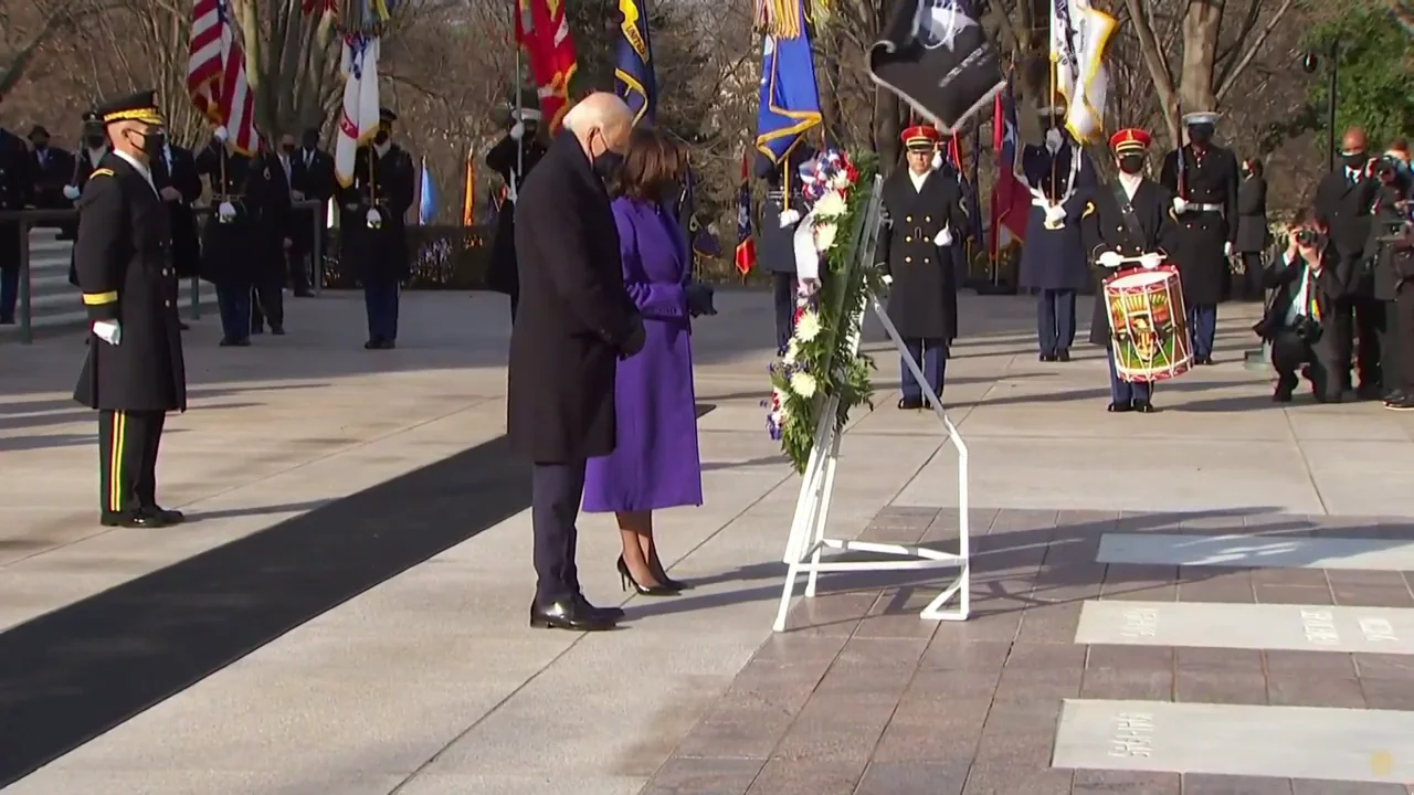 Joe Biden y Kamala Harris rinden homenaje a la tumba del soldado desconocido en el Cementerio de Arlington 