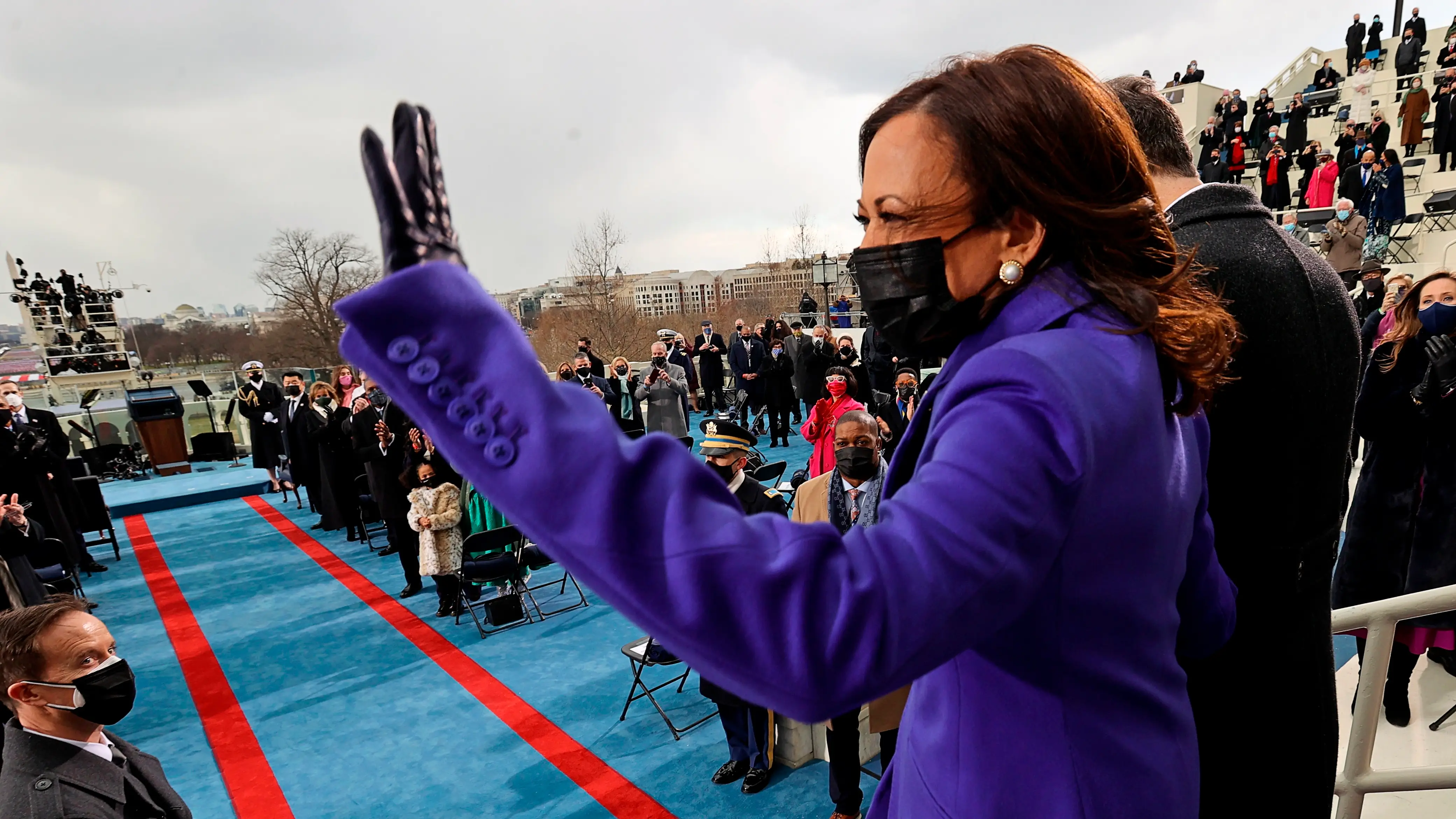 Kamala Harris saluda antes de jurar su cargo