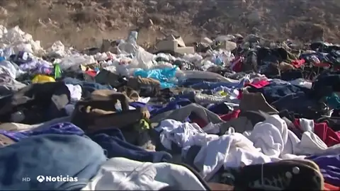 Aparece en una explanada de Alicante toneladas de ropa usada y nadie se explica quién ha podido ser Aparece en una explanada de Alicante toneladas de ropa usada y nadie se explica quién ha podido ser