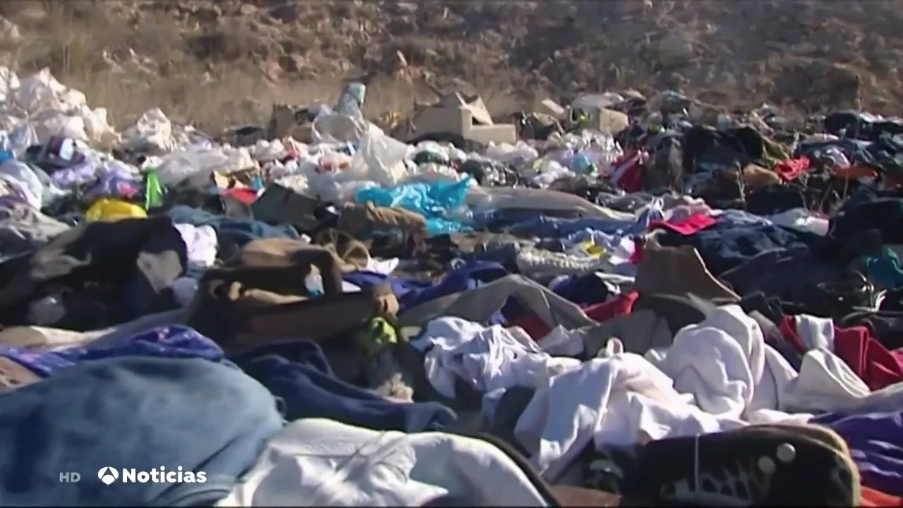 Aparece en una explanada de Alicante toneladas de ropa usada y nadie se explica quién ha podido ser Aparece en una explanada de Alicante toneladas de ropa usada y nadie se explica quién ha podido ser