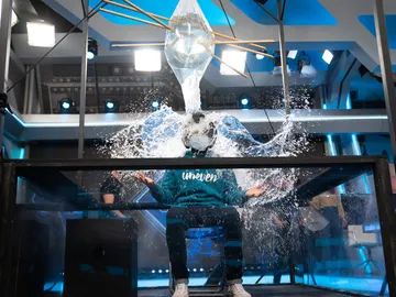 Un enllantado perfecto y la bolsa fakir, los impresionantes retos de la ciencia de Marron con Verónica Echegui y Álex González Un enllantado perfecto y la bolsa fakir, los impresionantes retos de la ciencia de Marron con Verónica Echegui y Álex González